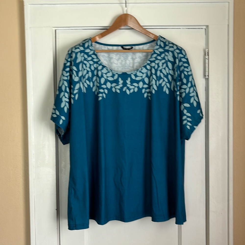 NWOT BloomChic top. Pretty print across top. Size 26.